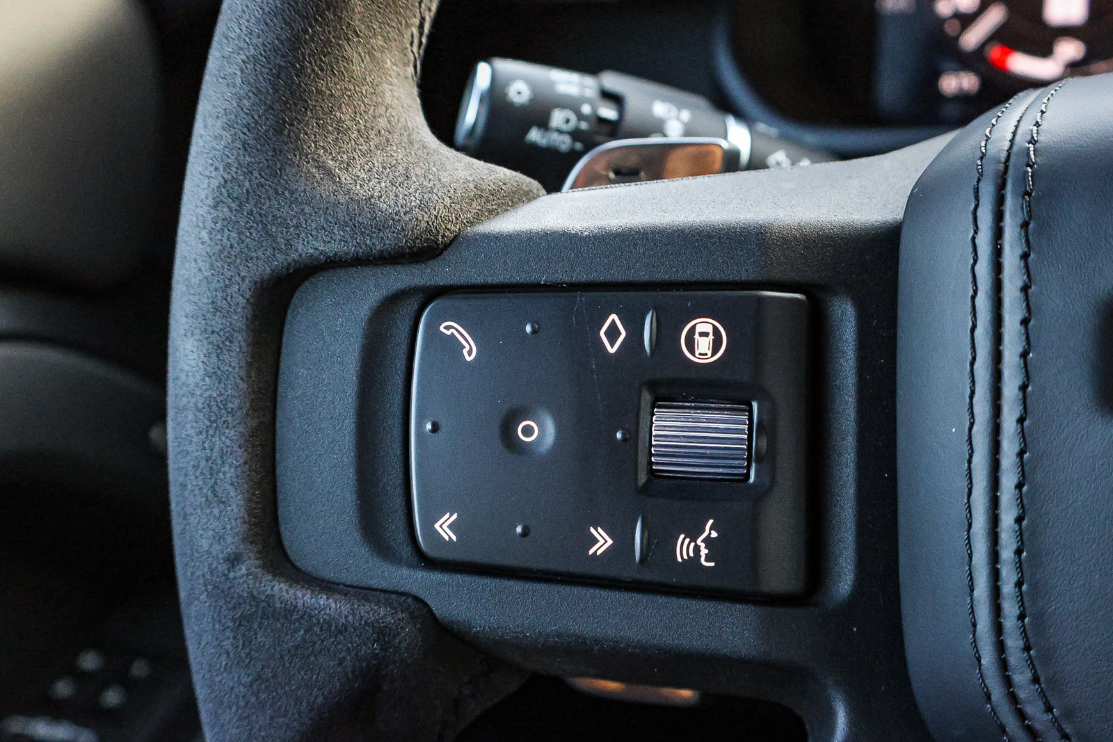 Certified 2024 Land Rover Defender 90 V8 AWD/4WD image 29
