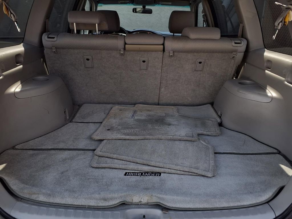 Used 2005 Toyota Highlander 2WD w/ 3rd Row image 17