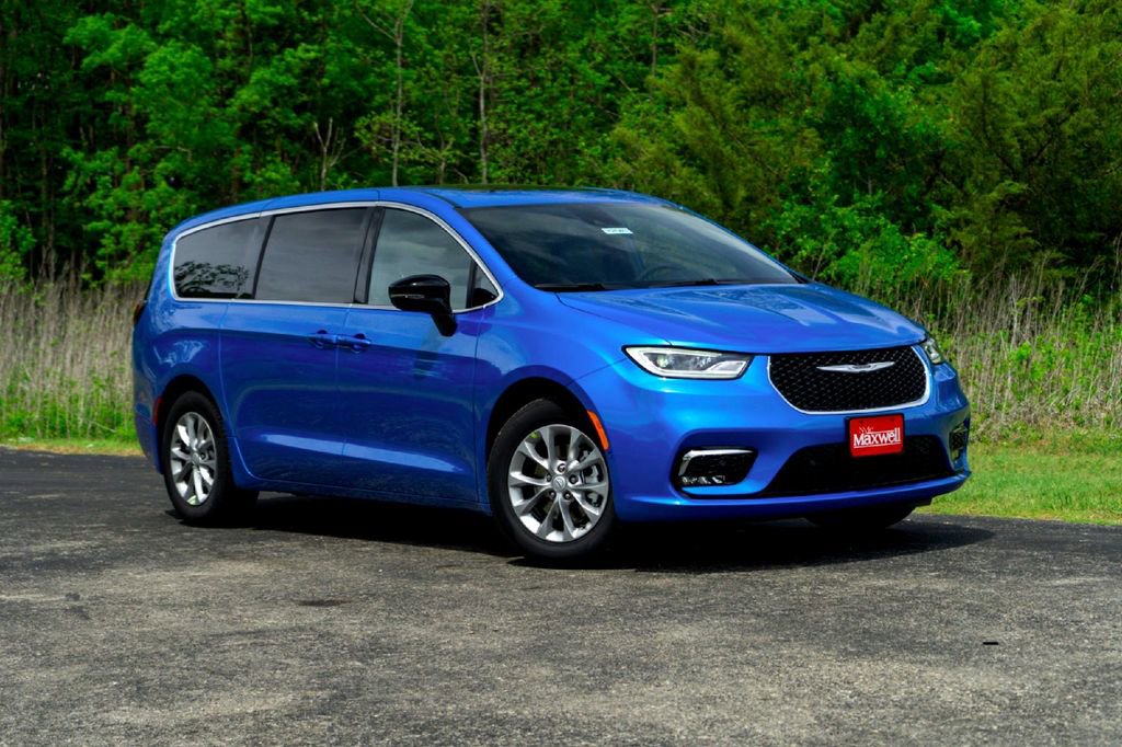 New 2026 Chrysler Pacifica Limited FWD image 2