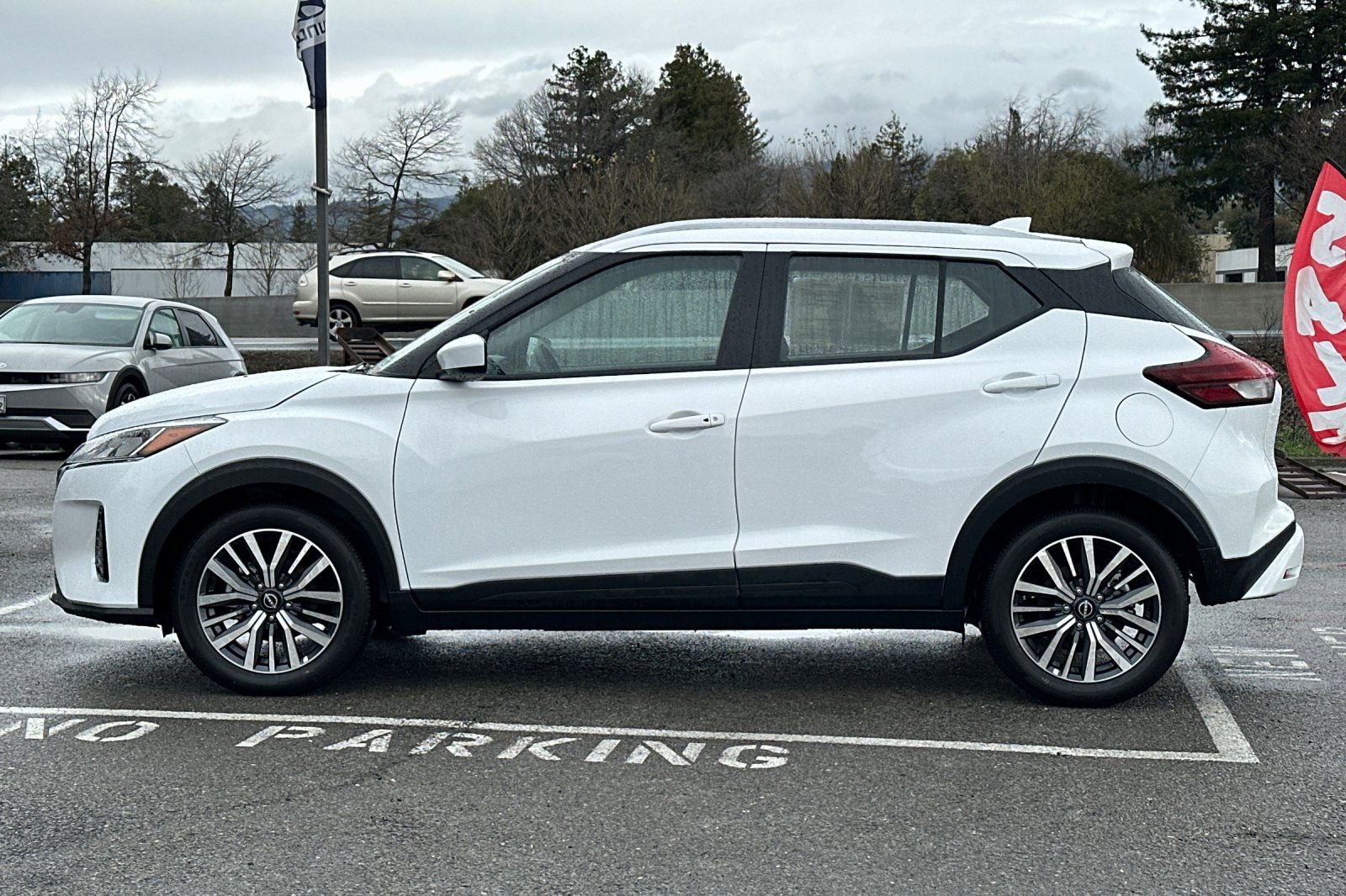 Used 2024 Nissan Kicks SV image 7