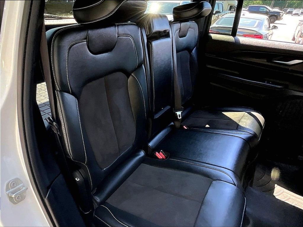 Used 2023 Jeep Grand Cherokee Altitude AWD/4WD image 15