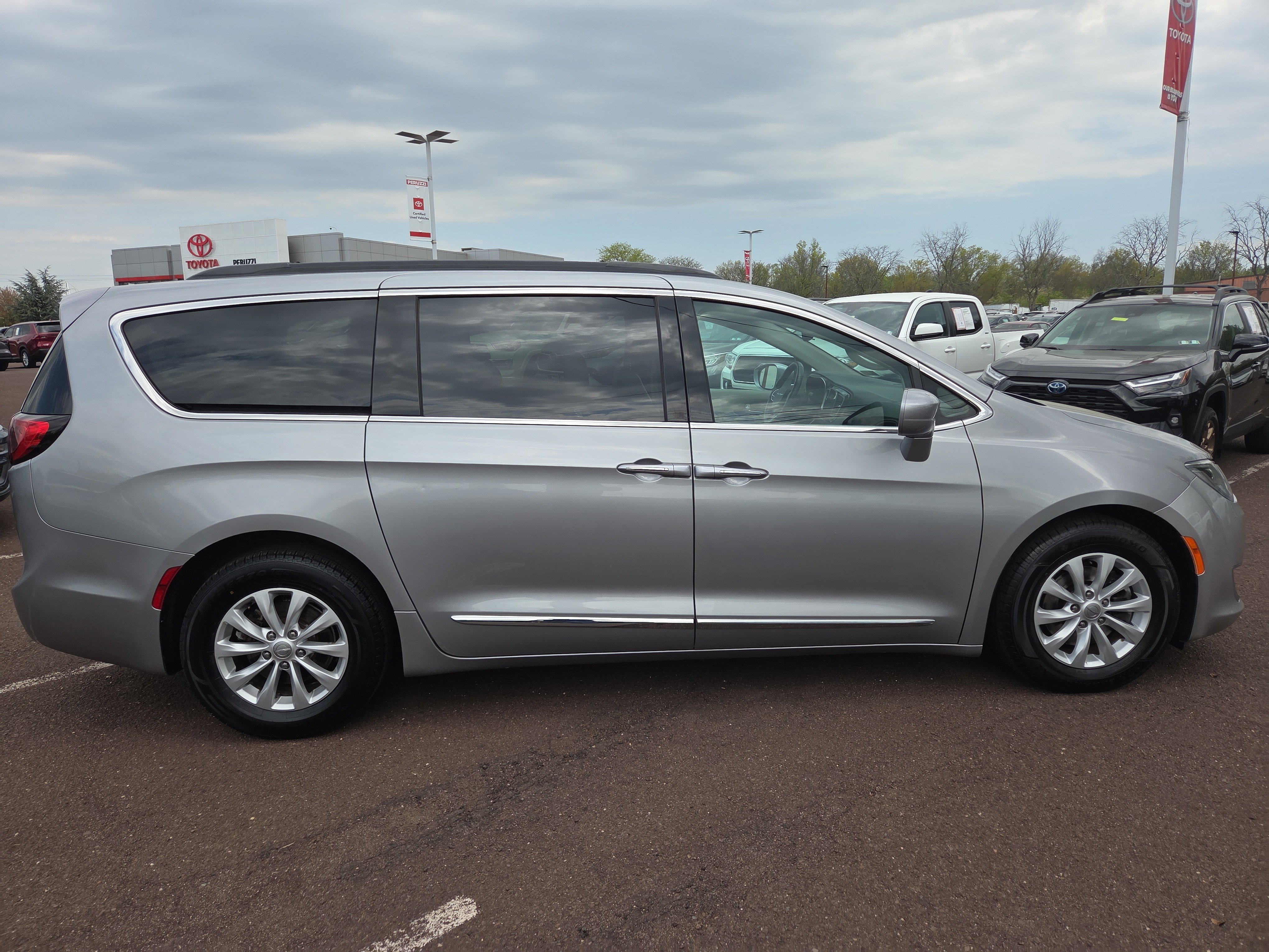 Used 2017 Chrysler Pacifica Touring-L FWD image 2