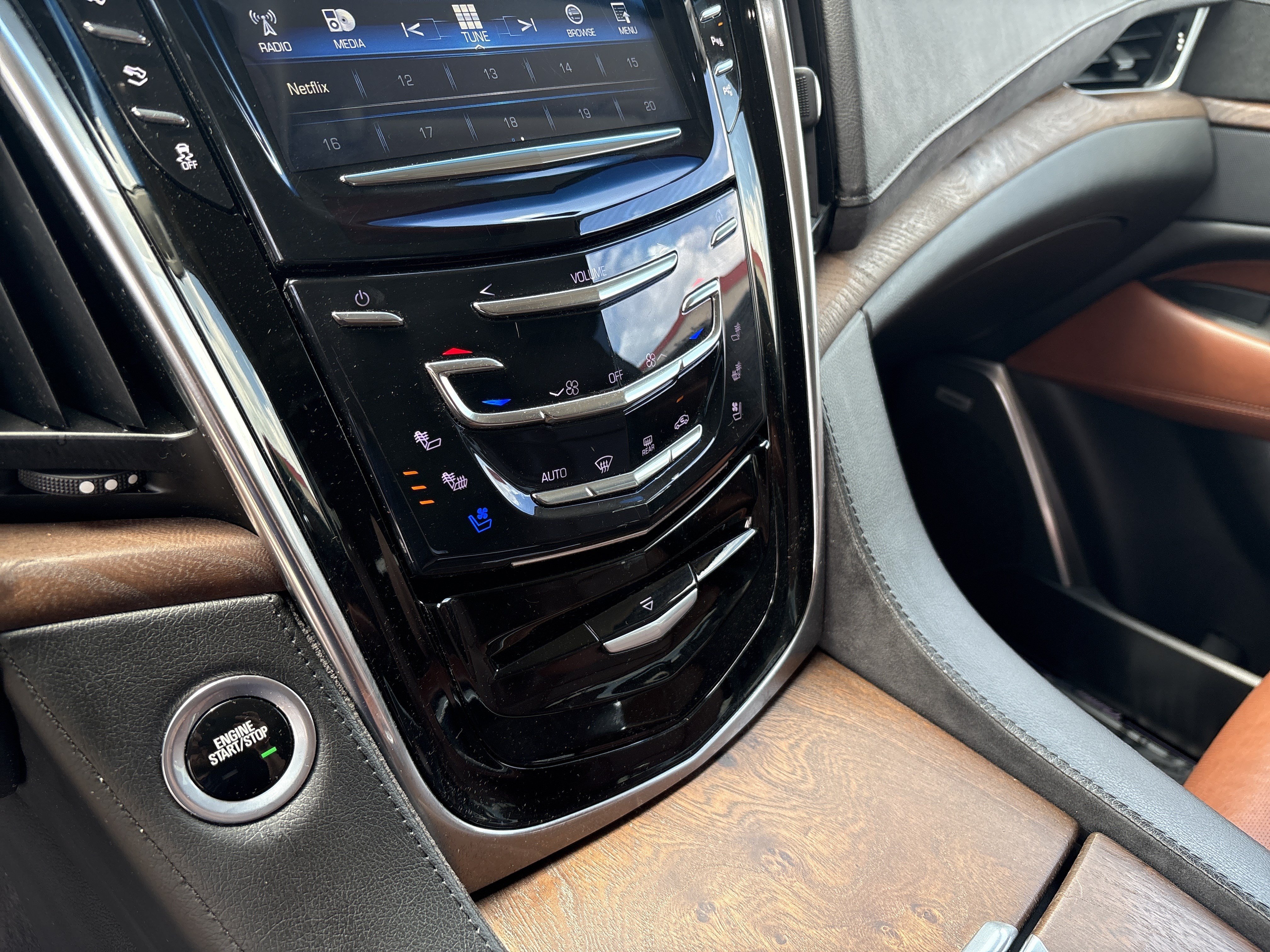 Used 2019 Cadillac Escalade ESV Premium Luxury AWD/4WD image 25