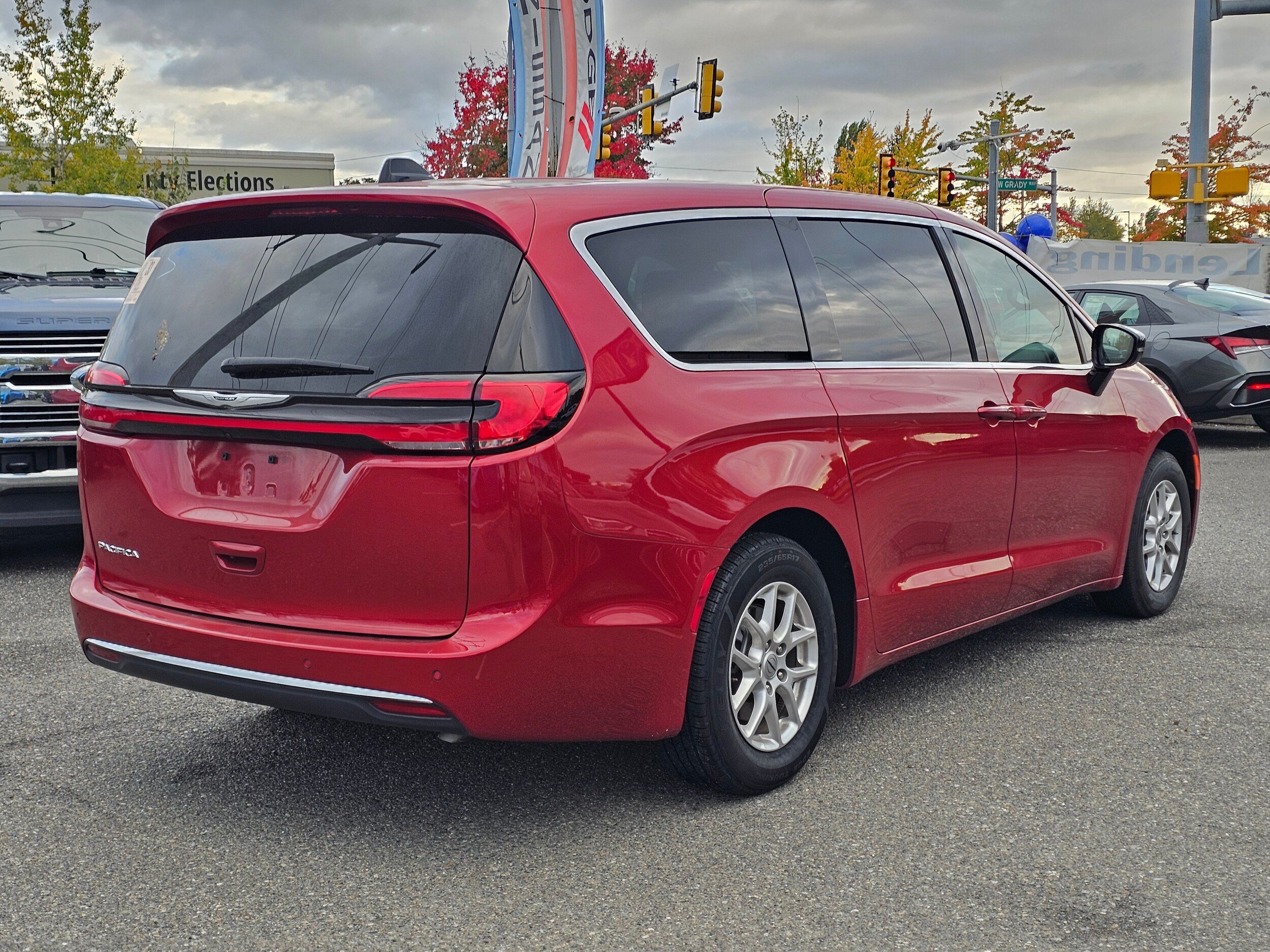 Used 2025 Chrysler Pacifica Select FWD image 5