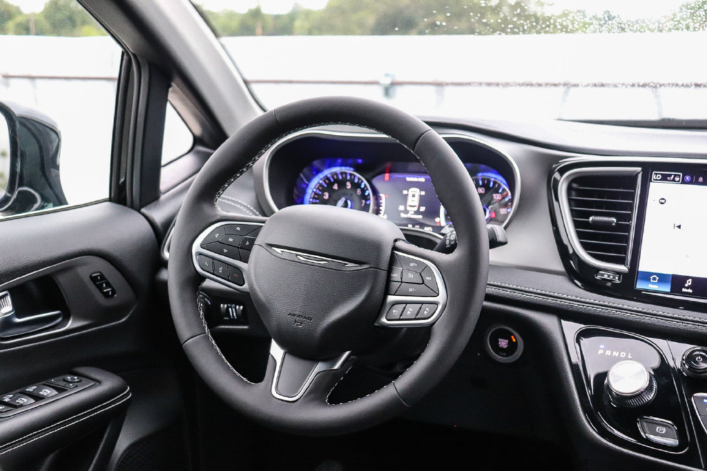 New 2027 Chrysler Pacifica Select FWD image 17