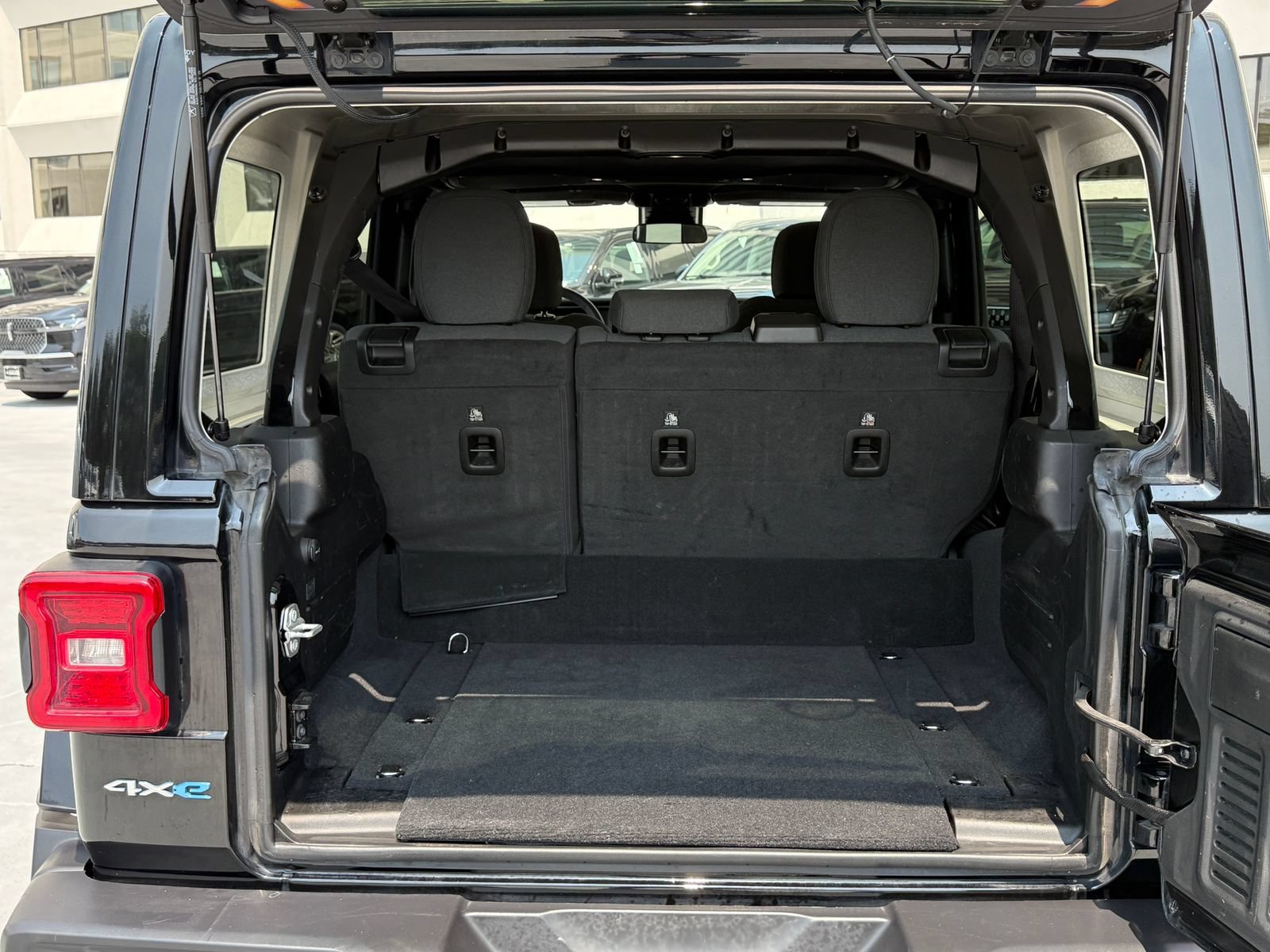 Used 2024 Jeep Wrangler Unlimited Sahara AWD/4WD image 17