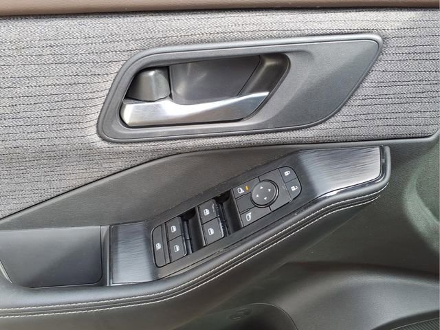 Used 2023 Nissan Rogue SV image 11