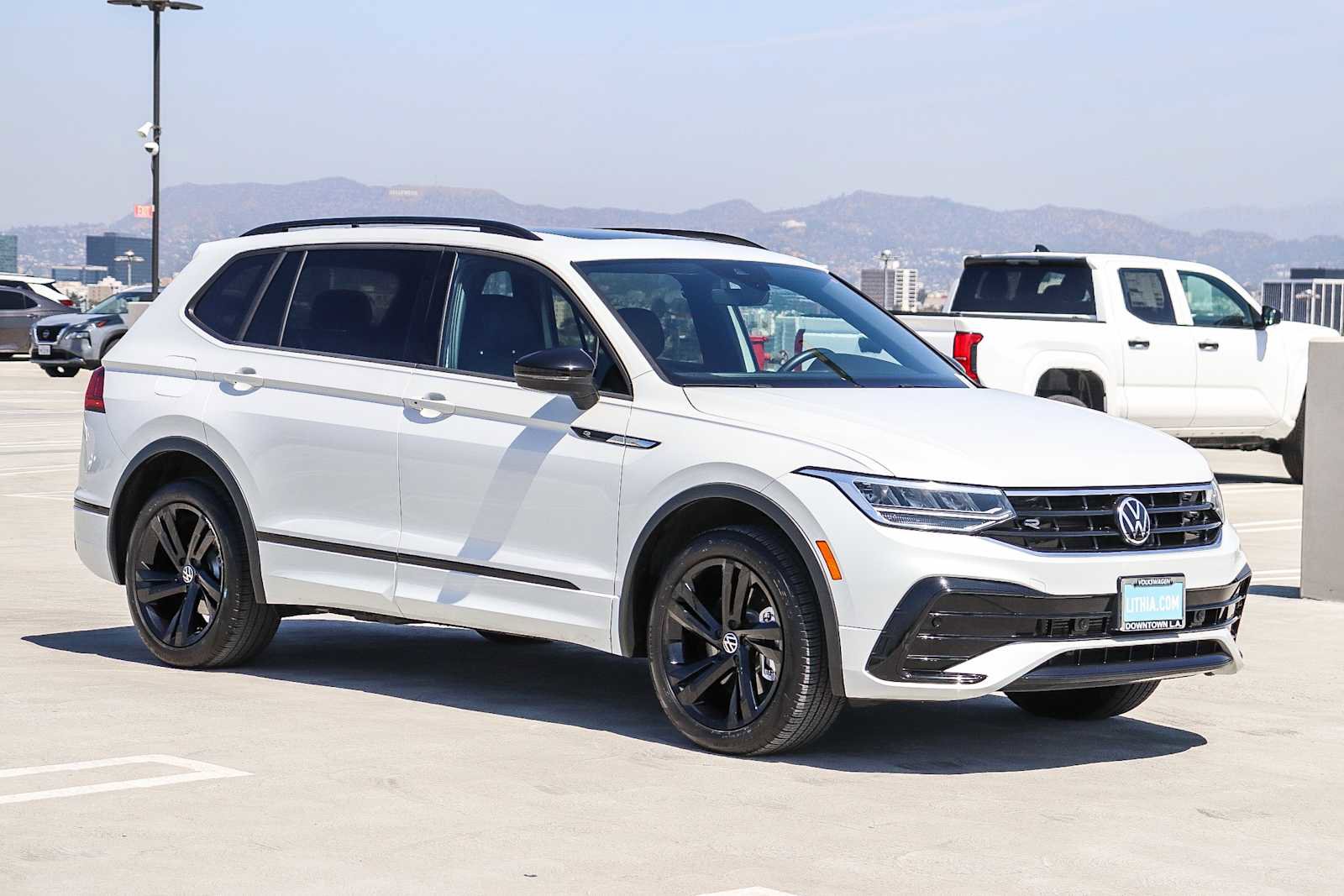 Used 2023 Volkswagen Tiguan SE R-Line FWD image 3