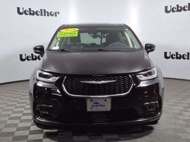 Used 2024 Chrysler Pacifica Touring-L image 2