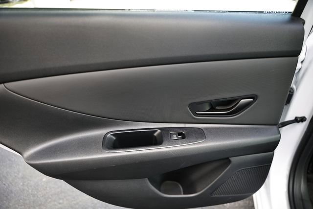 Certified 2025 Hyundai Elantra Limited FWD image 17