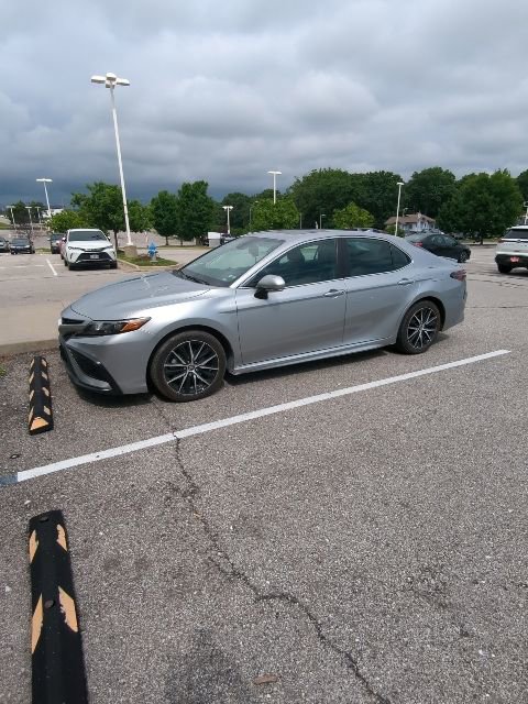 Used 2024 Toyota Camry SE w/ Convenience Package FWD image 3