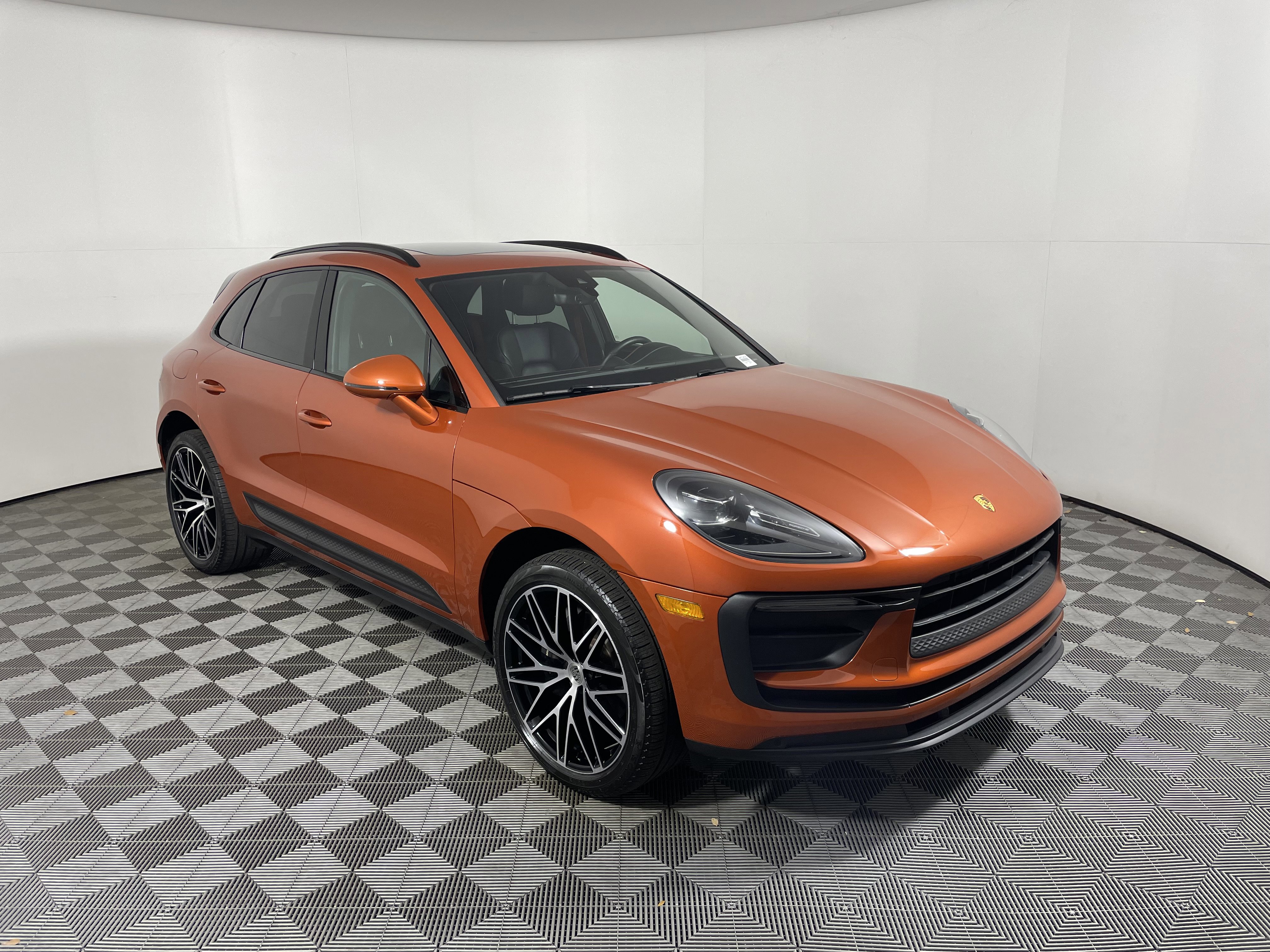 Certified 2022 Porsche Macan AWD/4WD image 9