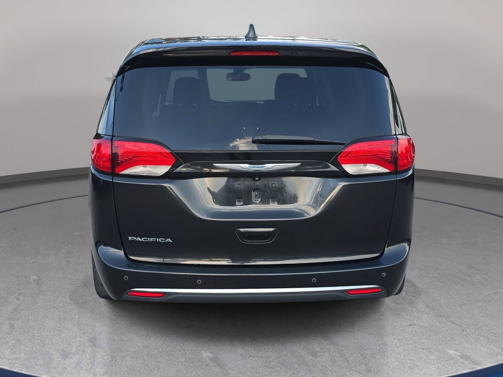 Used 2018 Chrysler Pacifica Touring Plus w/ Tire & Wheel Group FWD image 6