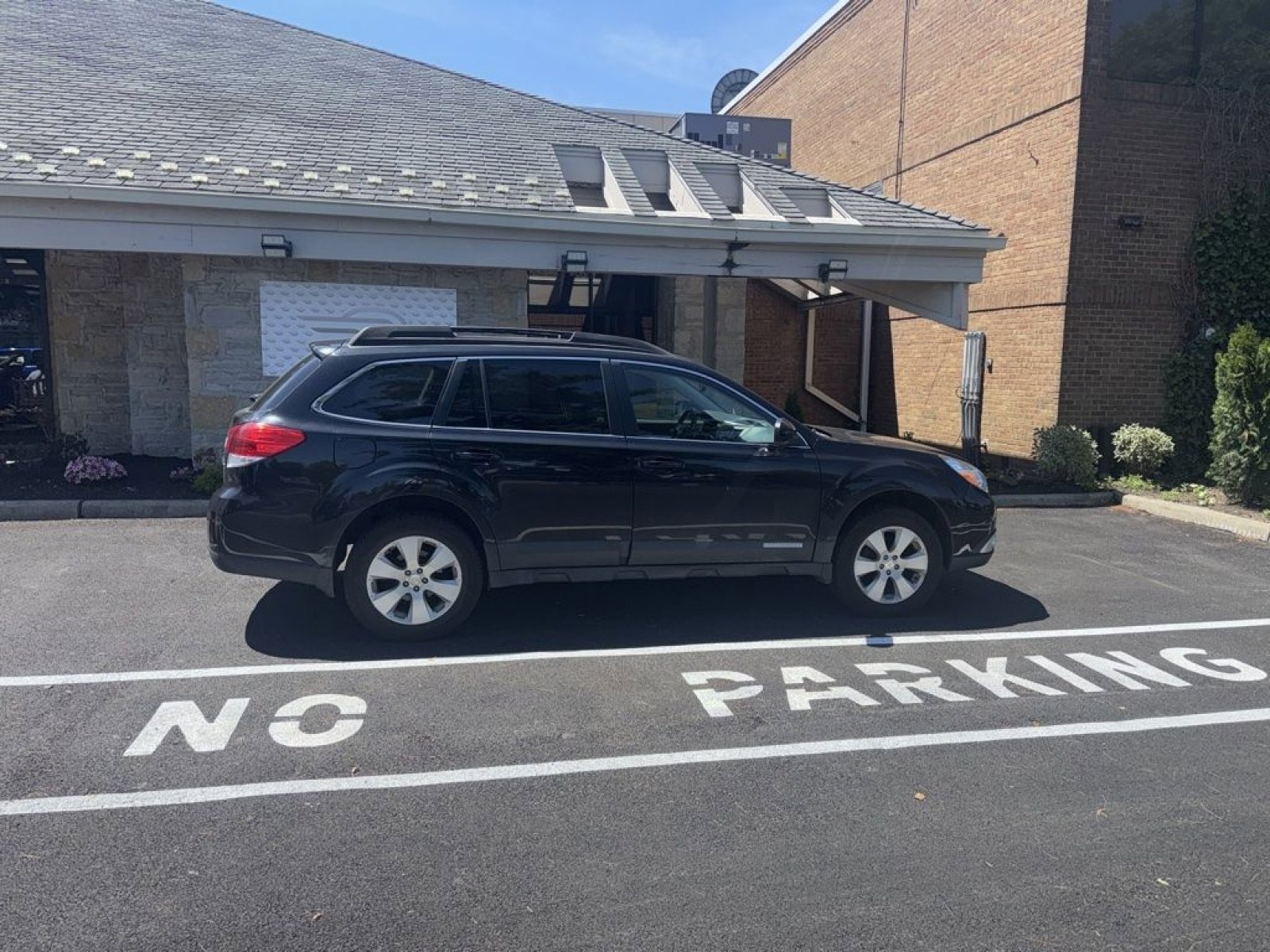 Used 2011 Subaru Outback 2.5i Premium w/ All-Weather Pkg AWD/4WD image 10