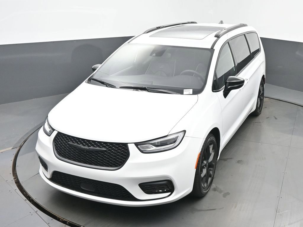 Used 2025 Chrysler Pacifica Limited image 38