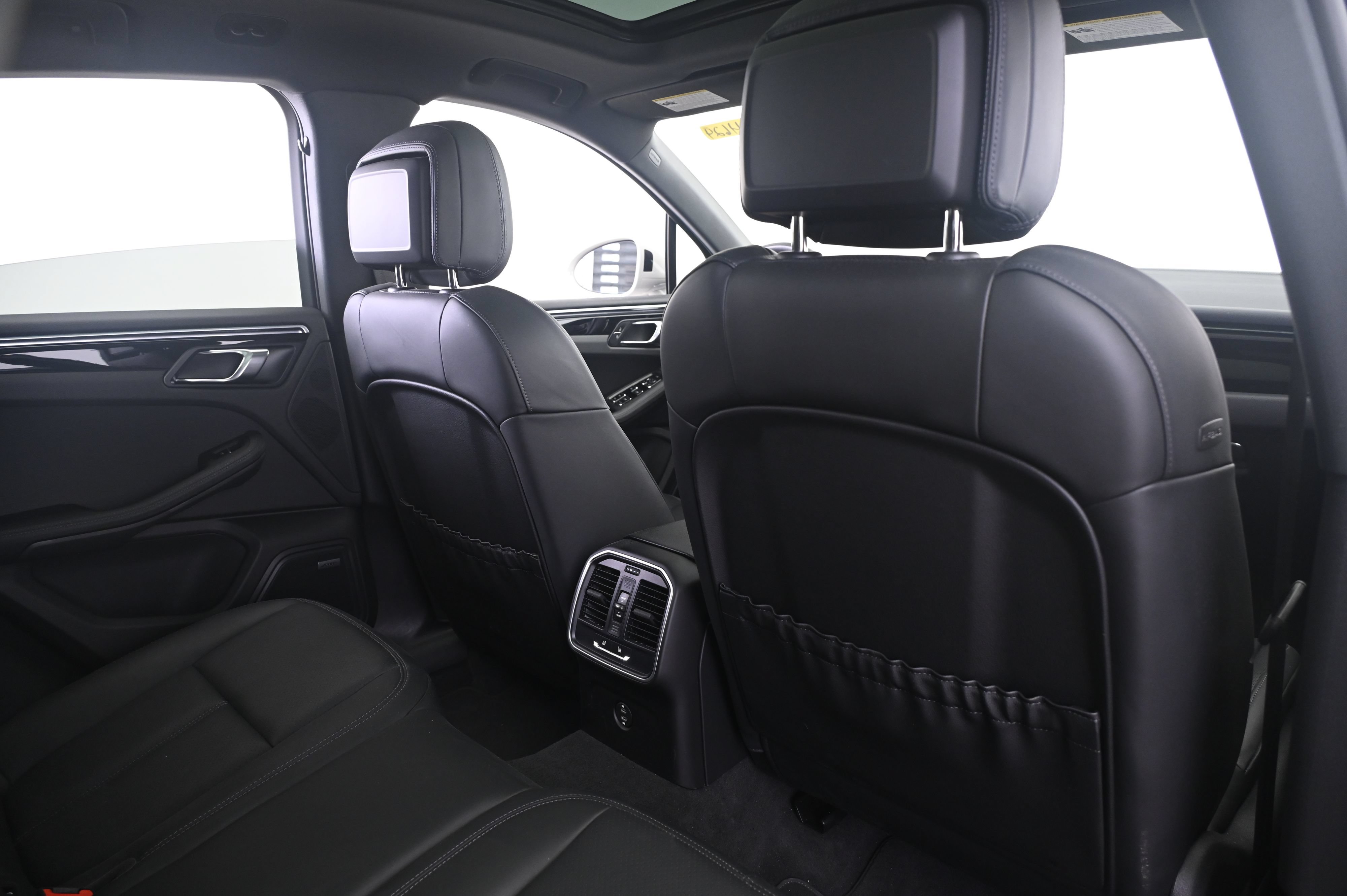 Certified 2023 Porsche Macan AWD/4WD image 17