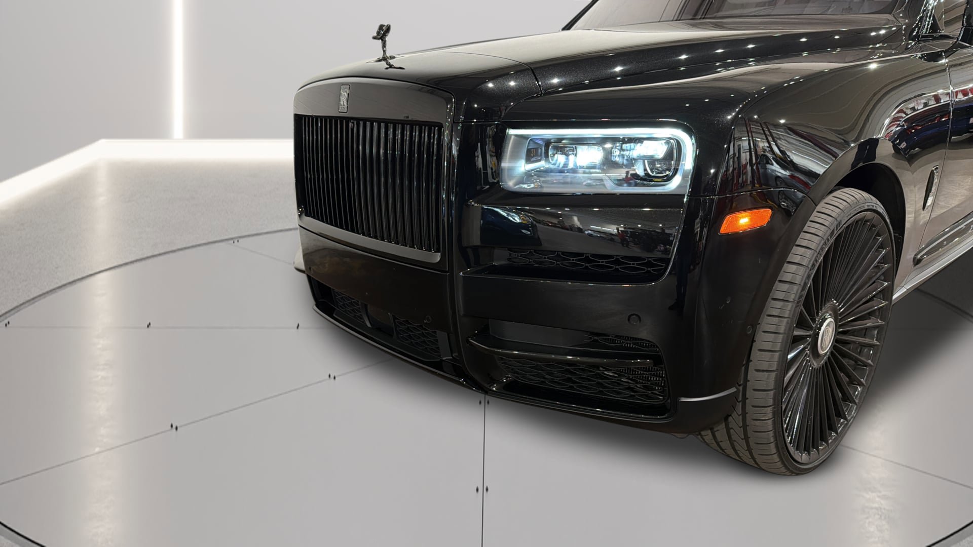 Used 2022 Rolls-Royce Cullinan Black Badge w/ Dark Exterior Package image 48