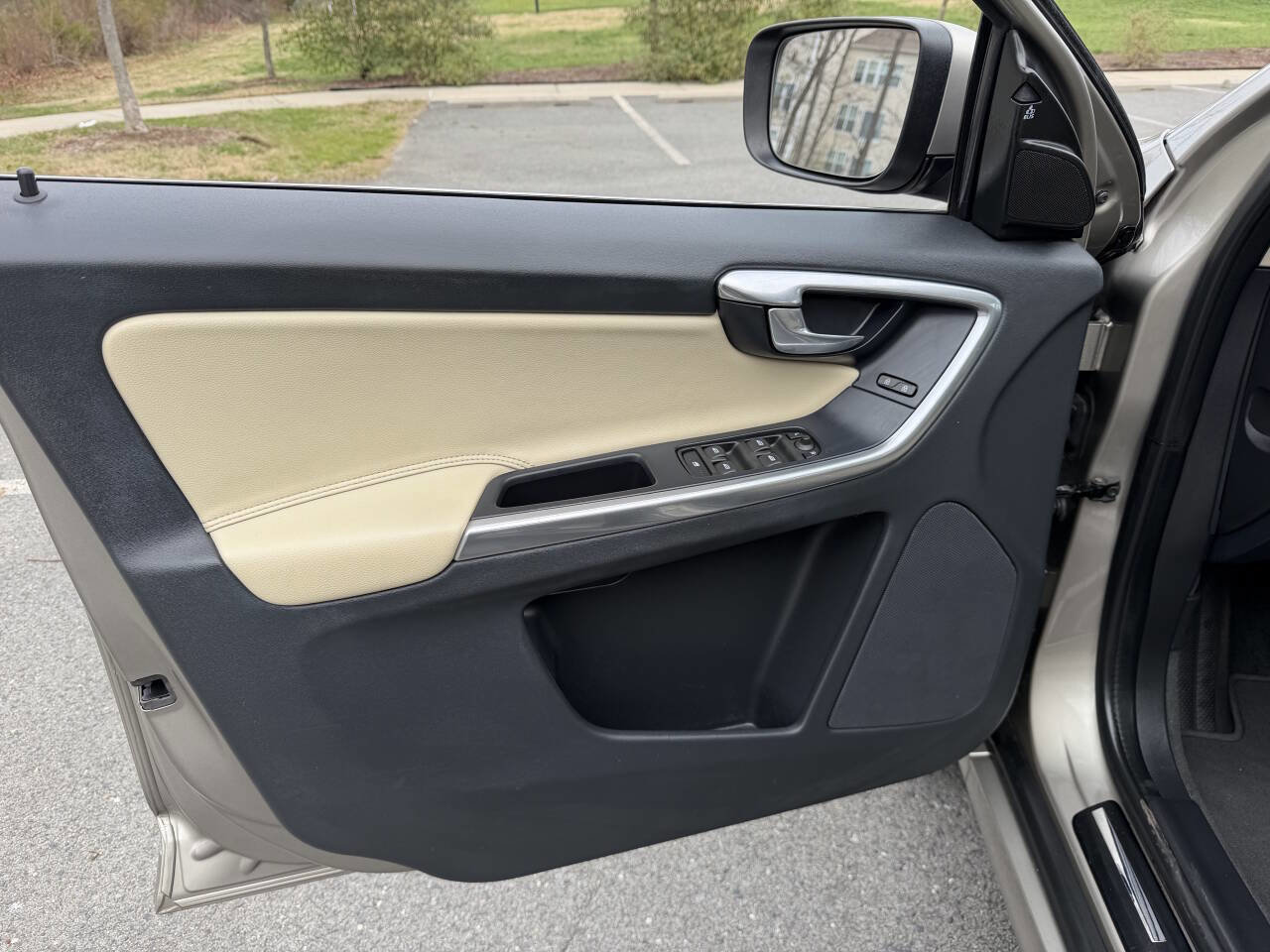 Used 2016 Volvo XC60 T5 Premier w/ Proximity Package image 11