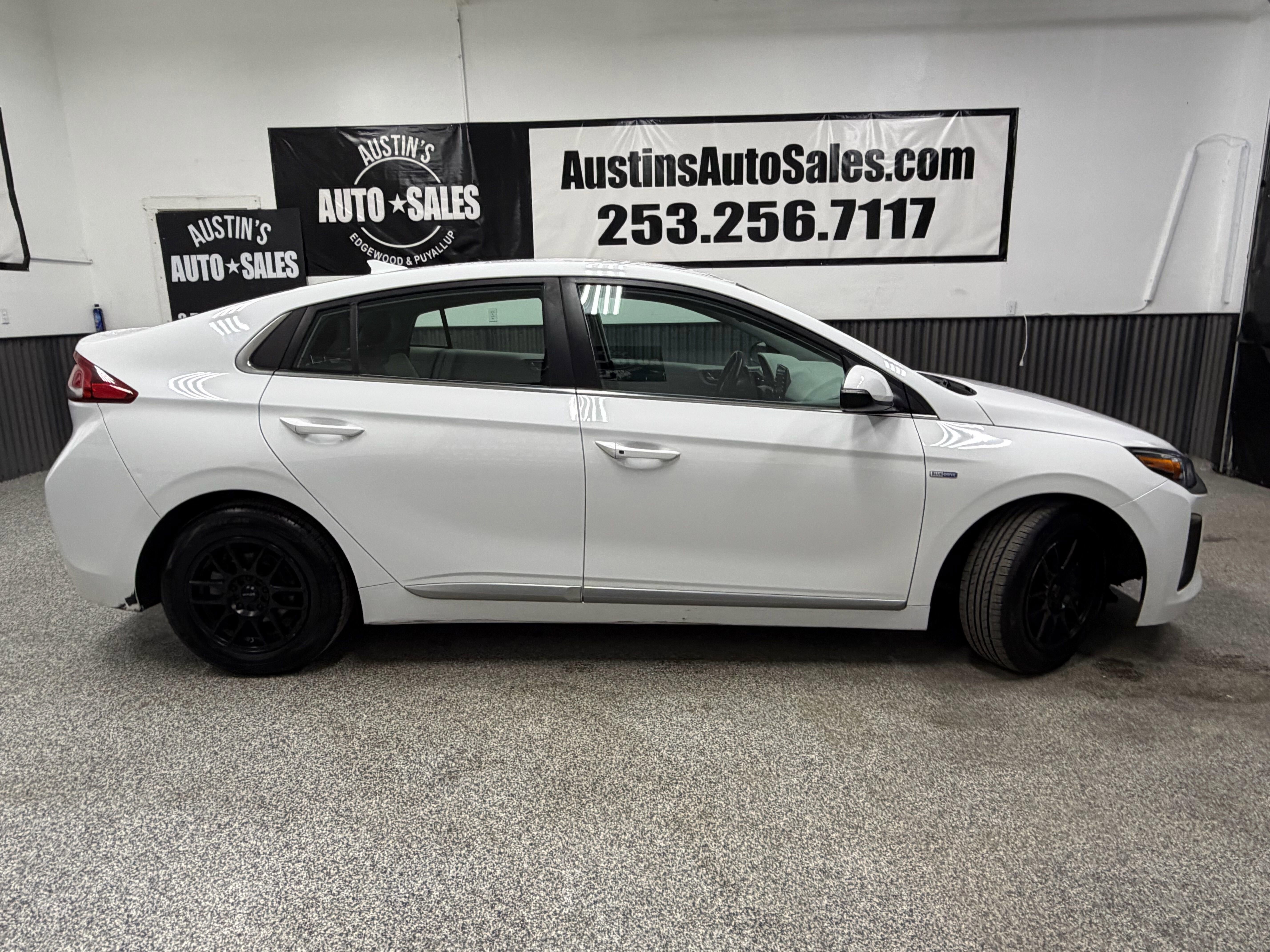 Used 2020 Hyundai Ioniq SE image 2