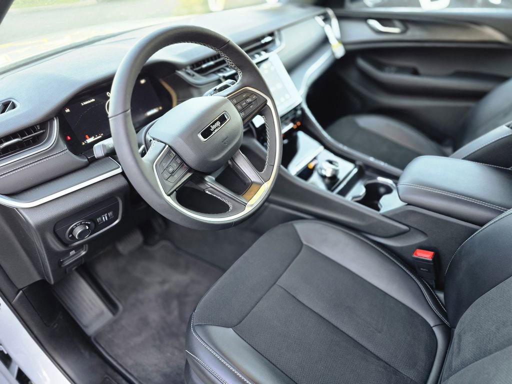 Used 2025 Jeep Grand Cherokee L Altitude image 19