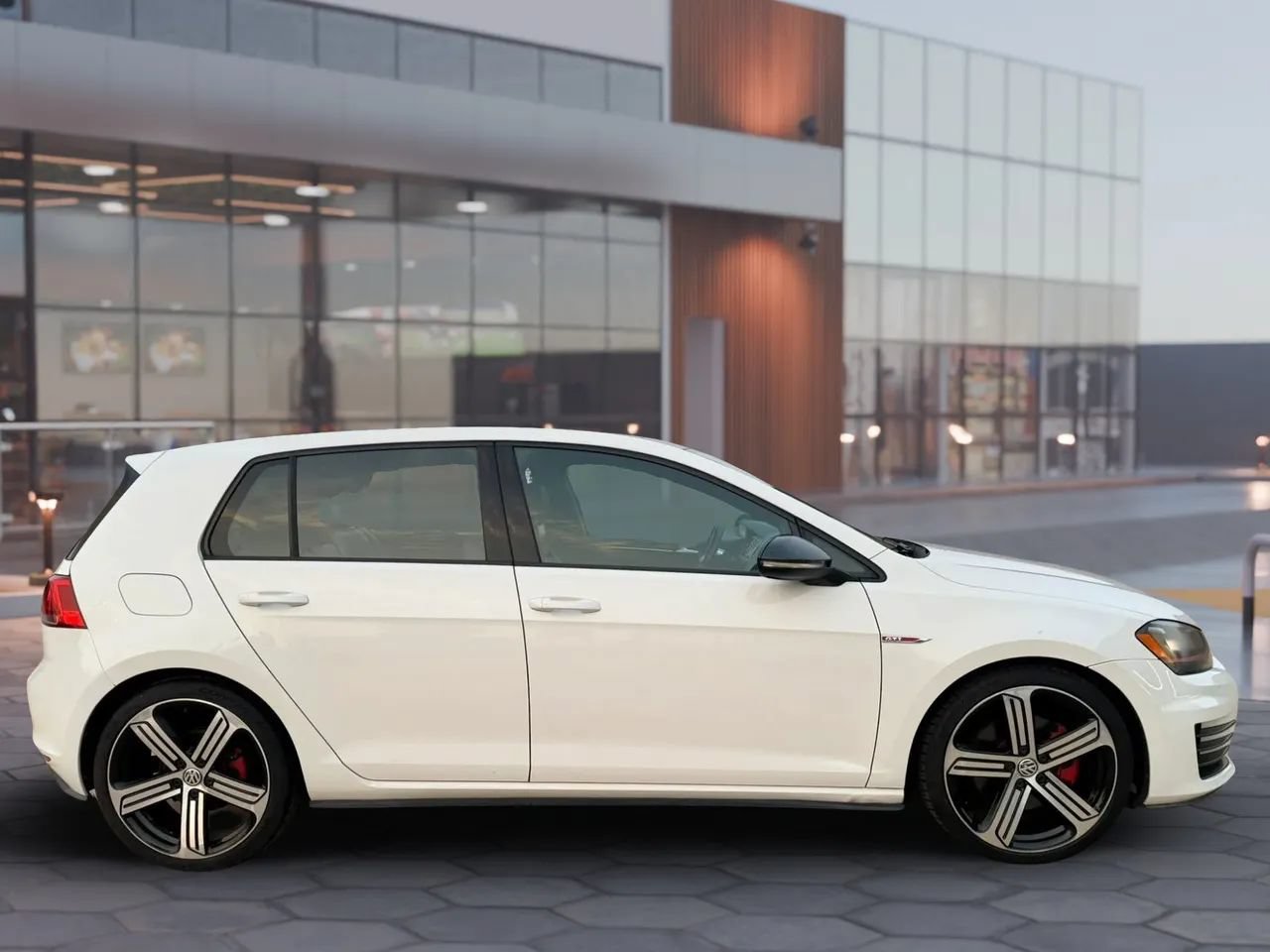 Used 2015 Volkswagen Golf 4-Door FWD image 5
