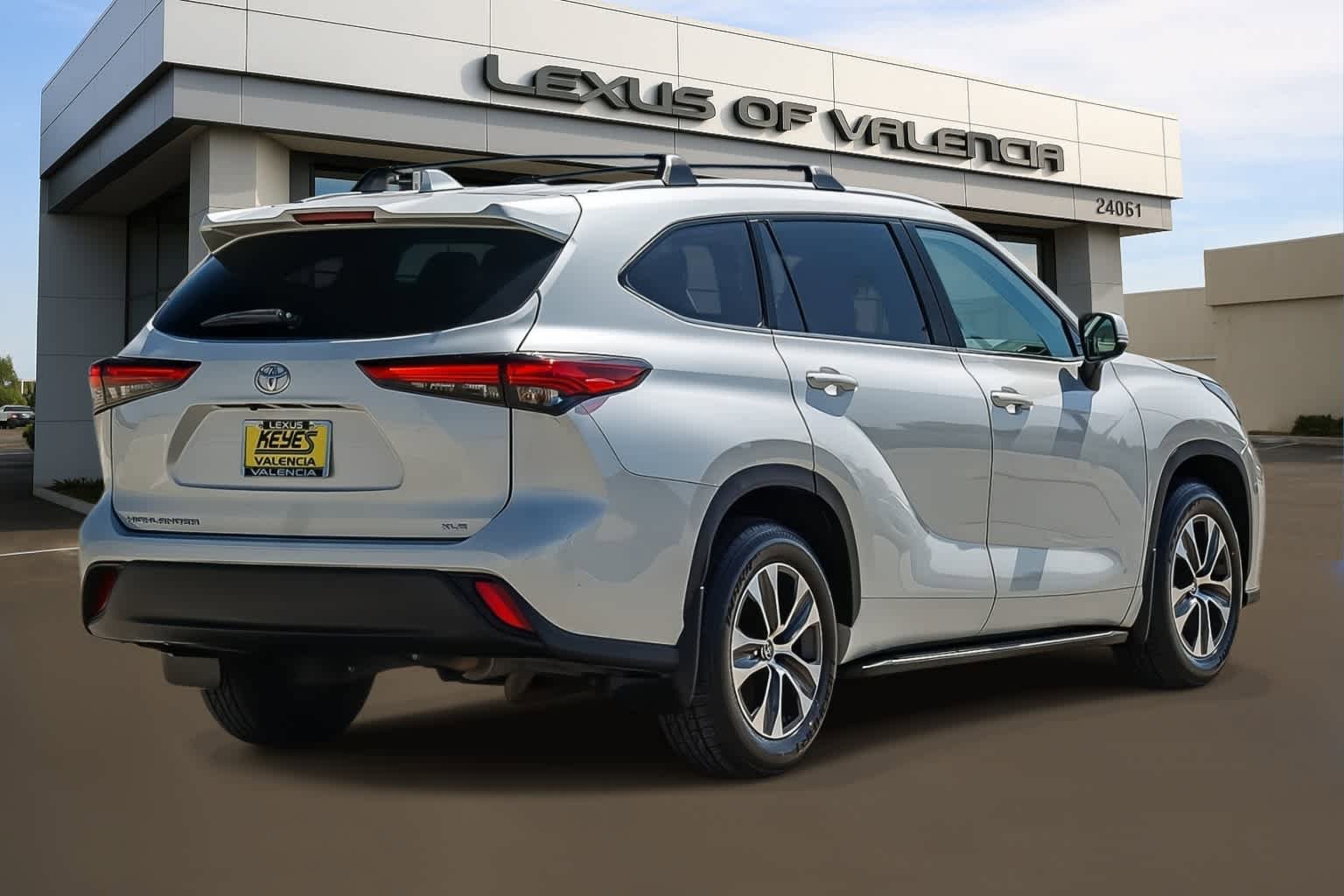 Used 2023 Toyota Highlander XLE FWD image 4