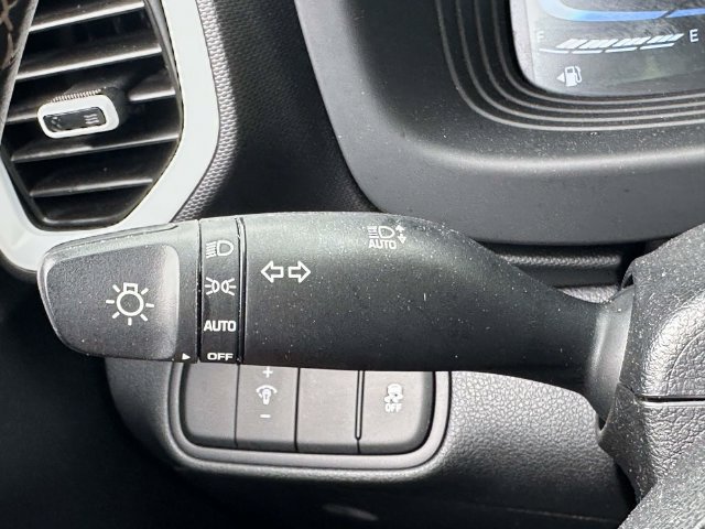 Used 2025 Hyundai Venue Limited FWD image 33