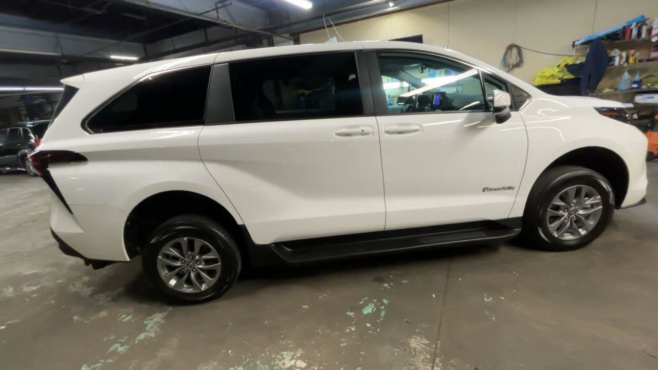 Used 2025 Toyota Sienna LE image 16
