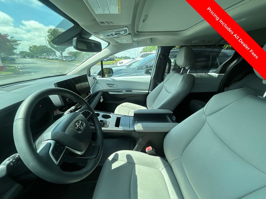 Used 2026 Toyota Sienna XLE FWD image 12