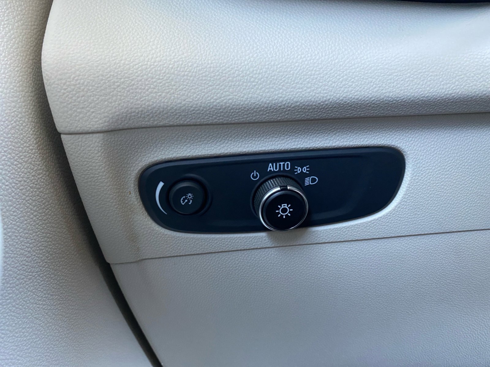 Used 2023 Buick Envision Preferred image 27