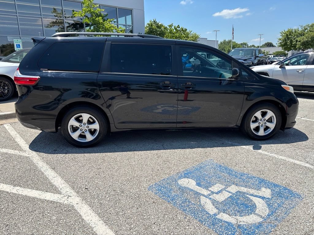 Used 2017 Toyota Sienna LE FWD image 38