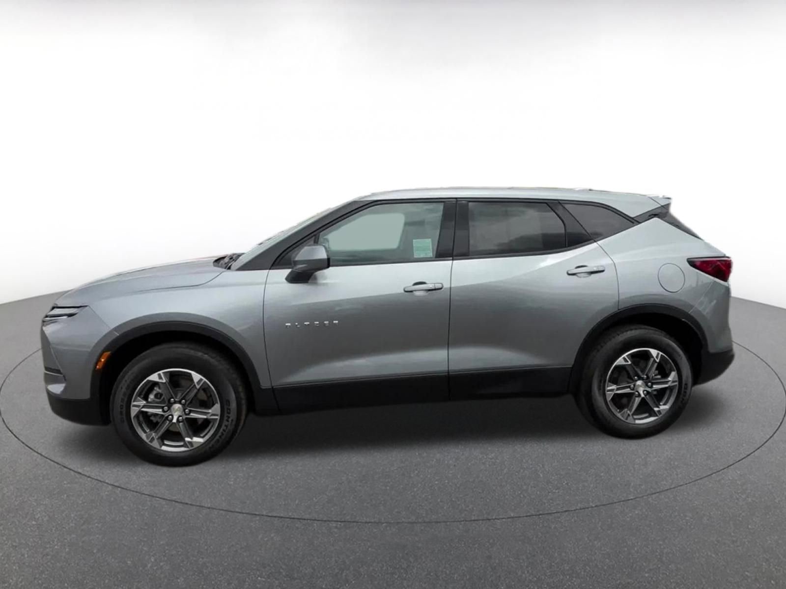 Used 2025 Chevrolet Blazer LT FWD image 9