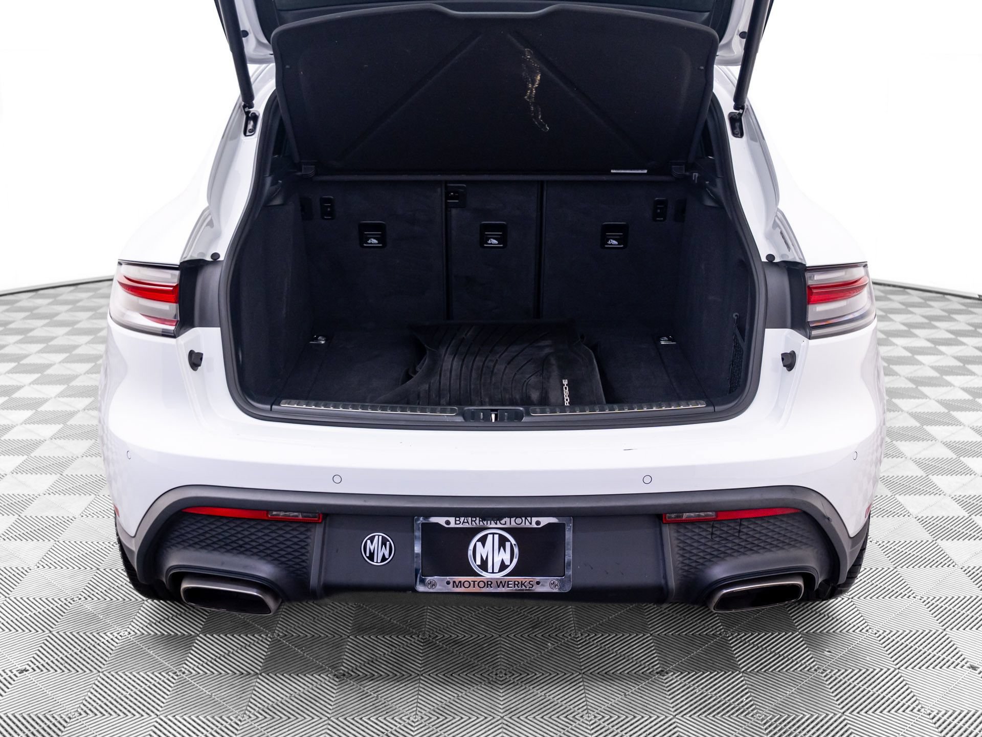 Certified 2024 Porsche Macan w/ Premium Plus Package AWD/4WD image 32
