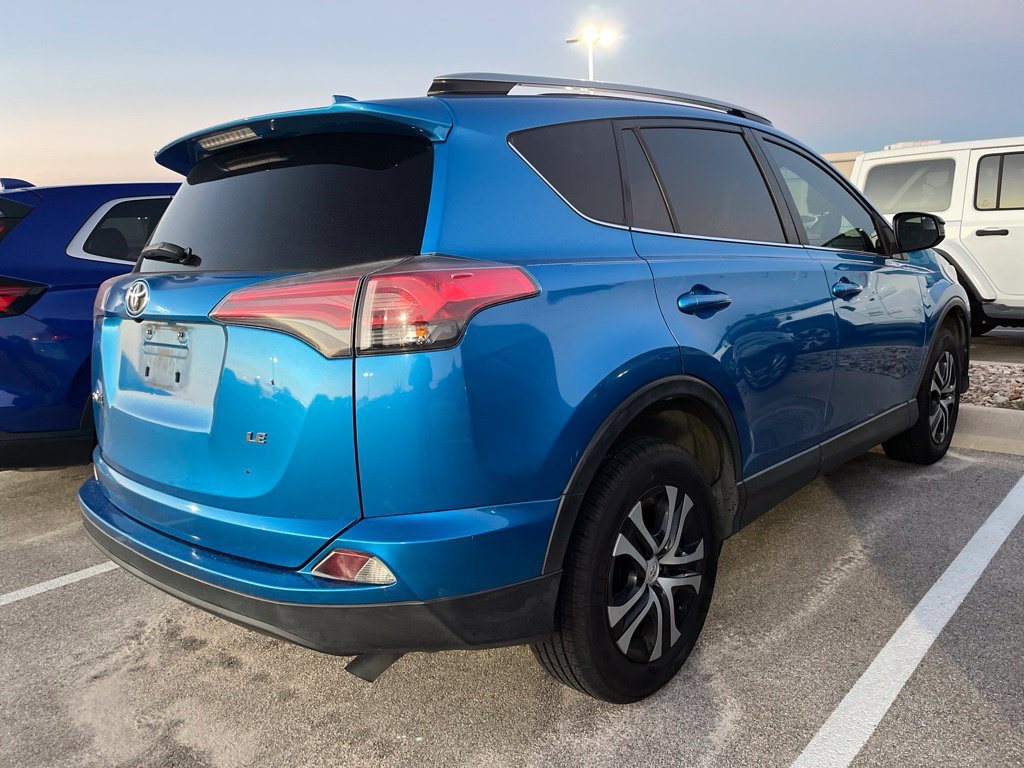 Used 2018 Toyota RAV4 LE FWD image 3