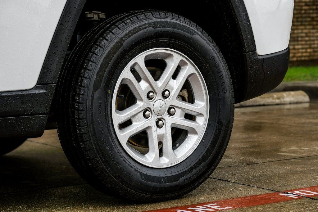 Used 2023 Jeep Grand Cherokee Laredo w/ Luxury Tech Group I image 66