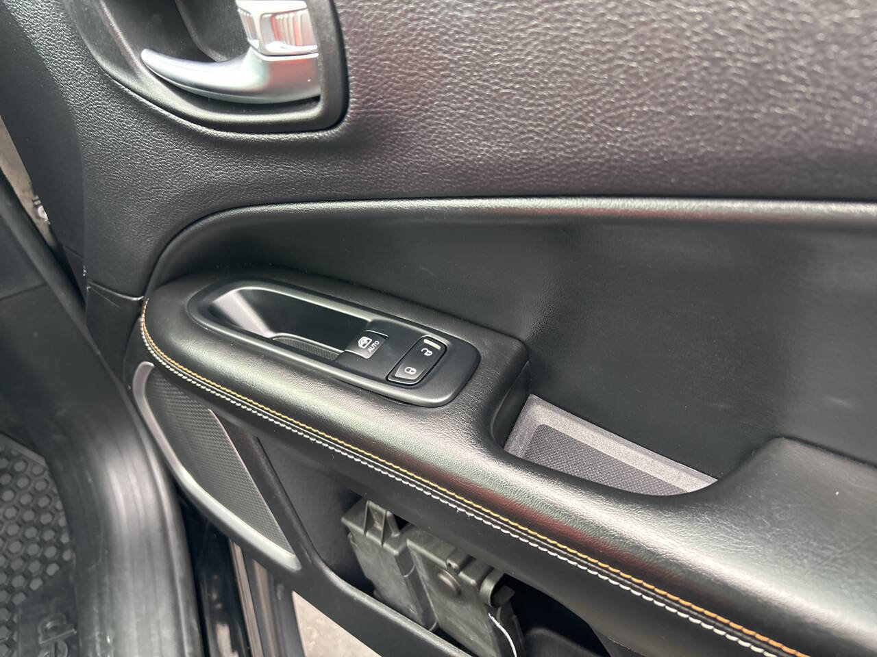 Used 2018 Jeep Compass Latitude w/ Cold Weather Group image 32