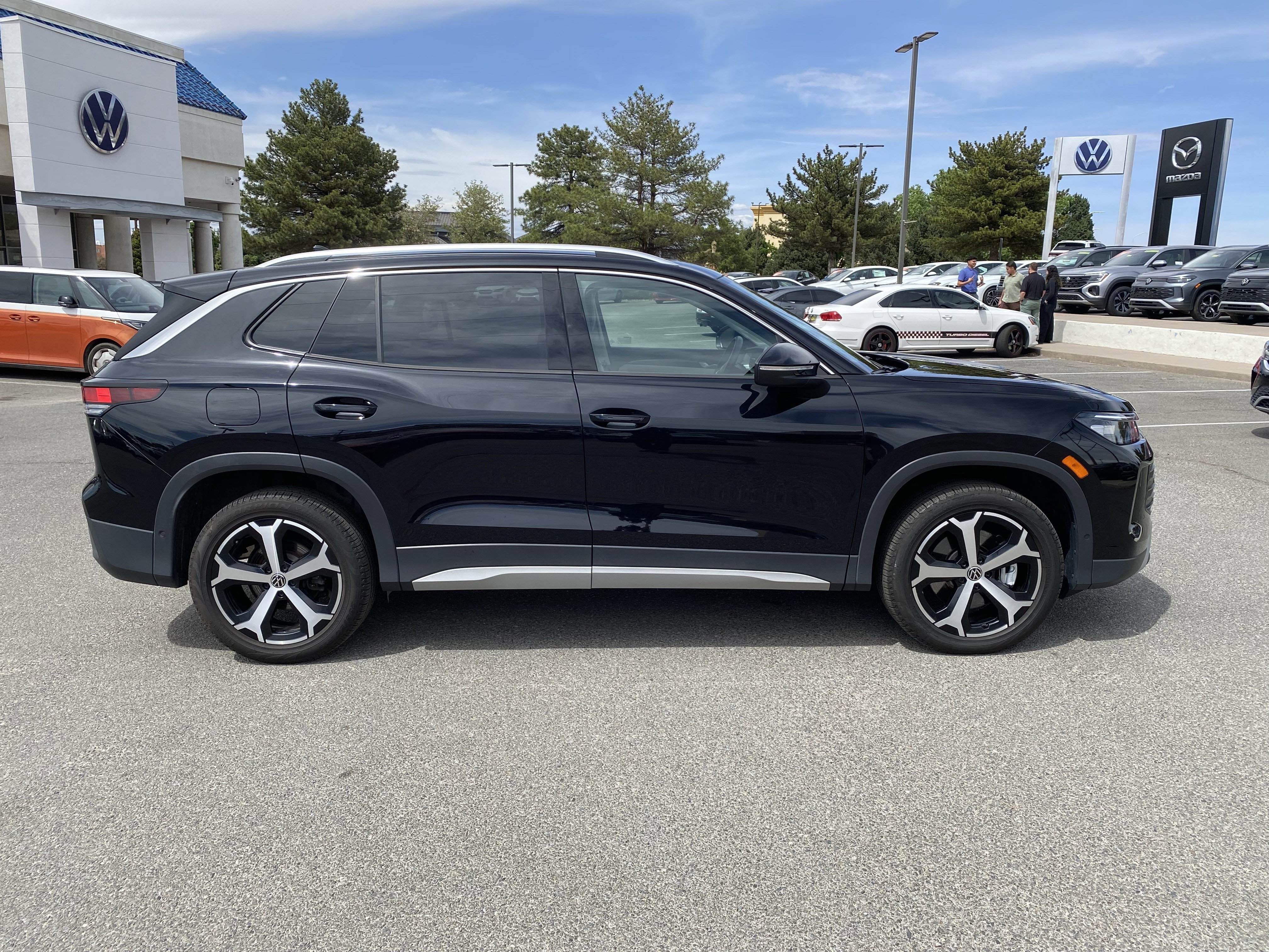 Used 2025 Volkswagen Tiguan SE w/ Panoramic Sunroof Package AWD/4WD image 44