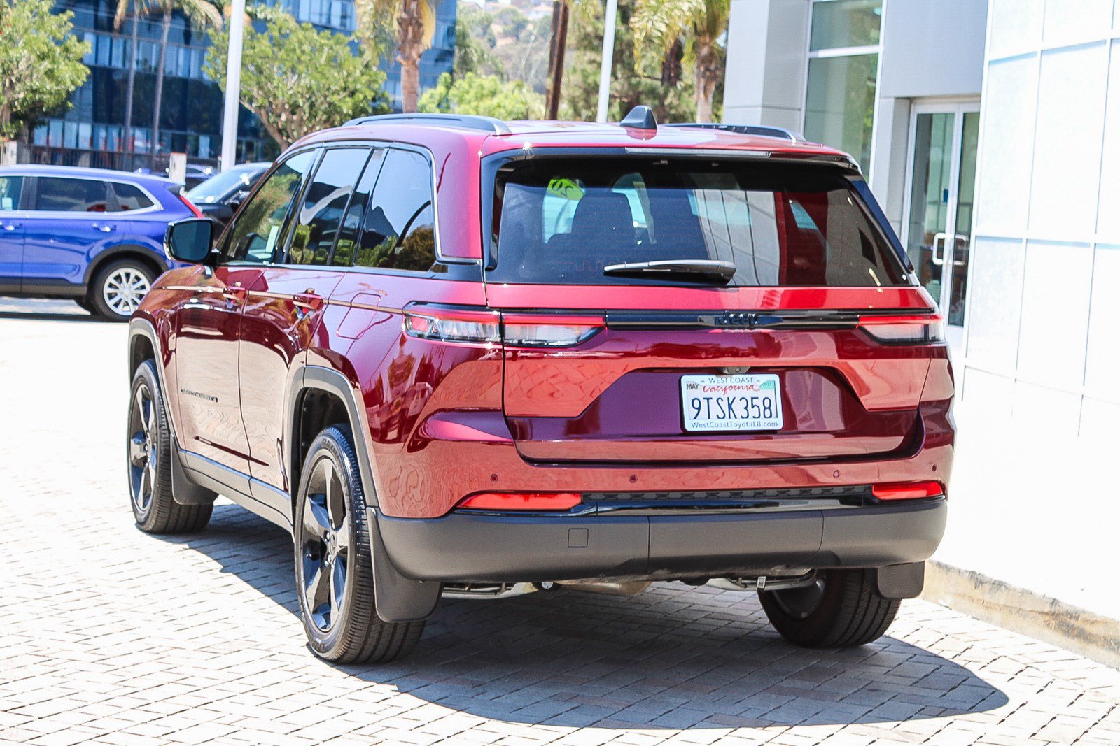 Used 2025 Jeep Grand Cherokee Altitude RWD image 10
