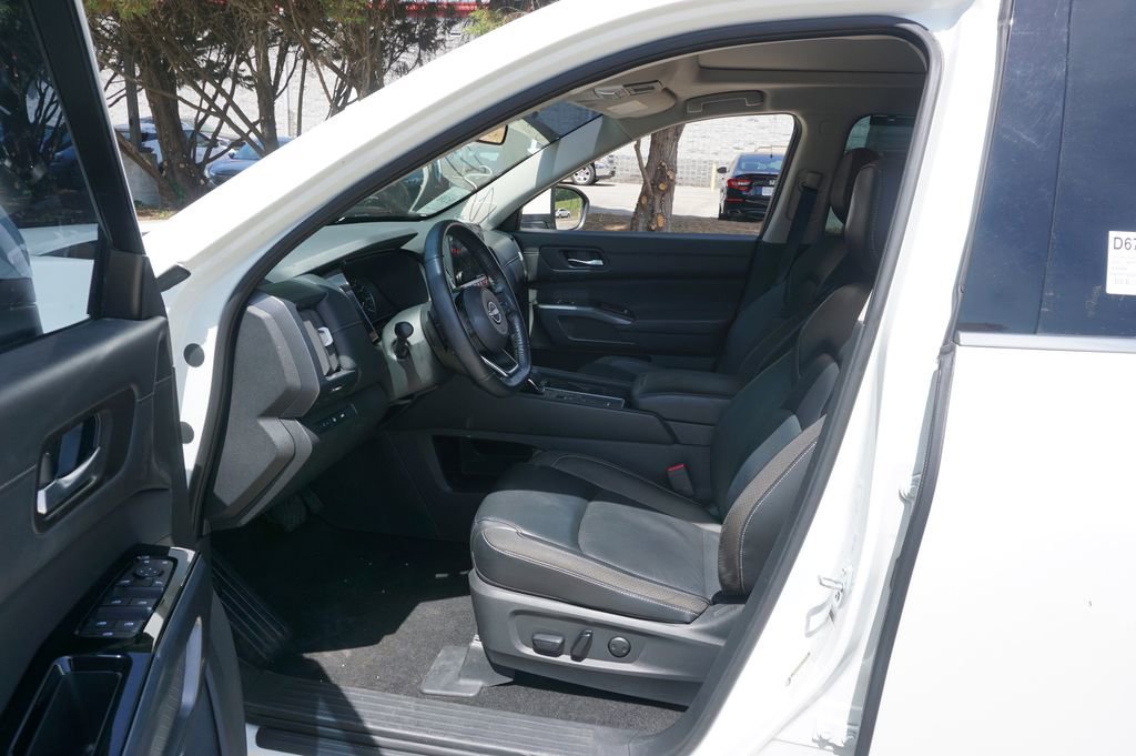 Used 2024 Nissan Pathfinder SL w/ SL Premium Package FWD image 2