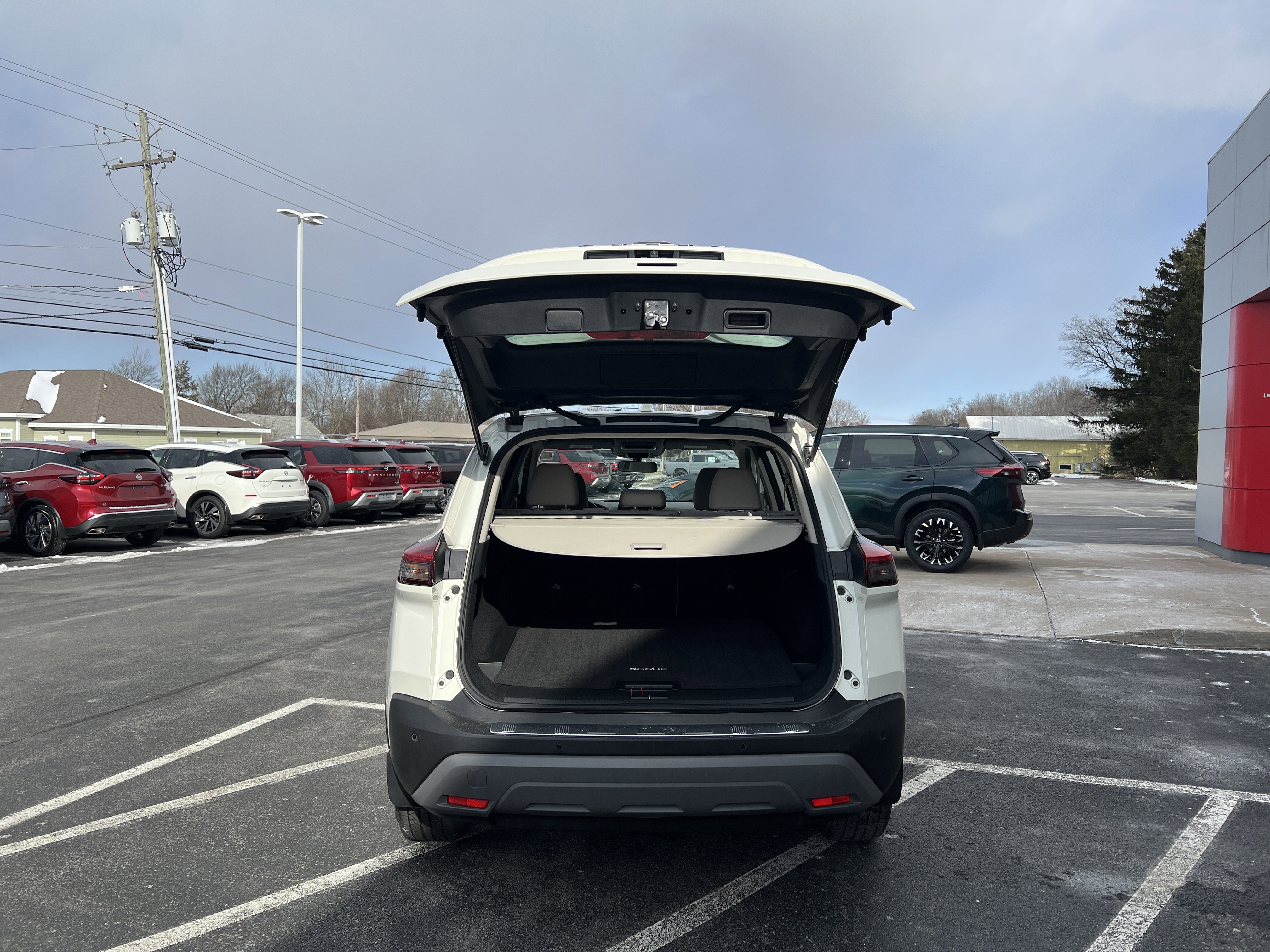 Used 2023 Nissan Rogue SV image 9