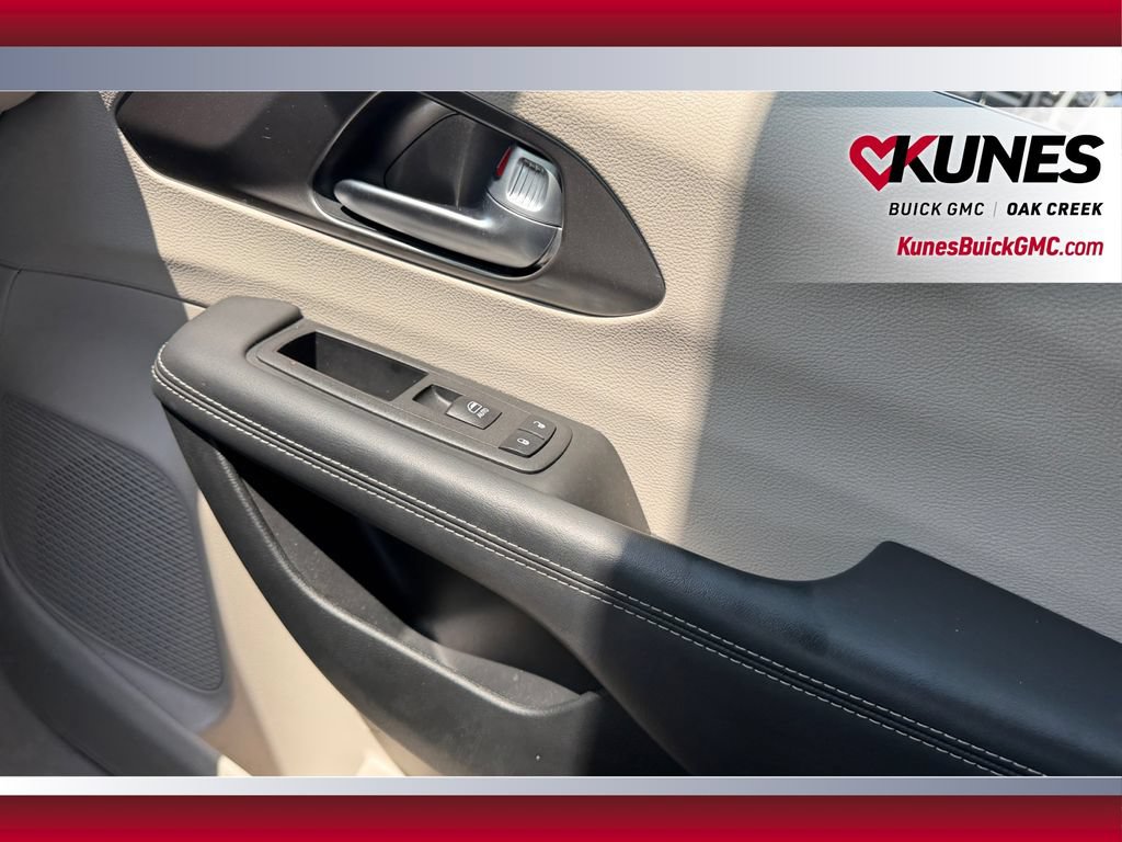 Used 2024 Chrysler Pacifica Touring-L FWD image 38