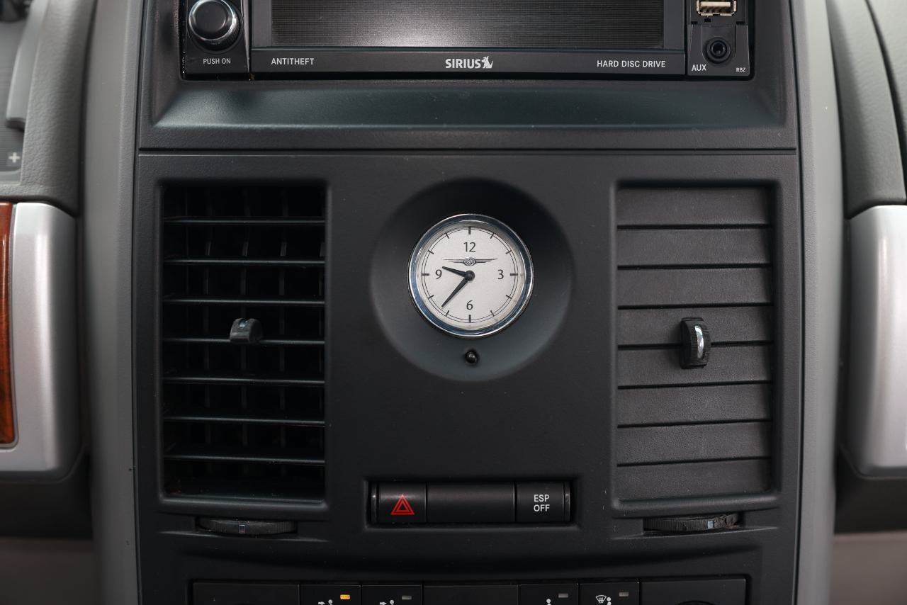 Used 2008 Chrysler Town & Country Touring w/ Entertainment Group #2 FWD image 37