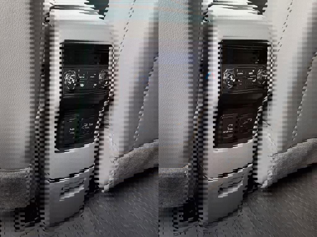 Used 2023 GMC Acadia SLT w/ Technology Package image 24