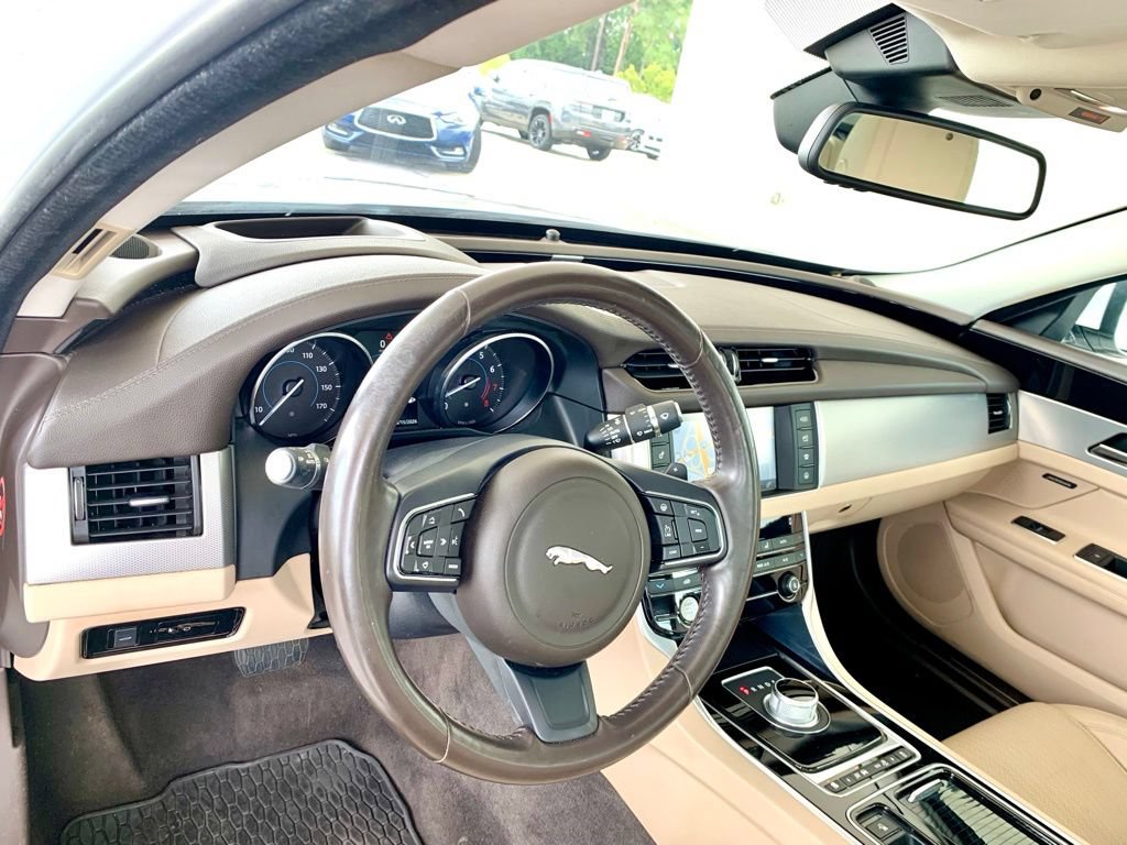 Used 2016 Jaguar XF Prestige RWD image 11