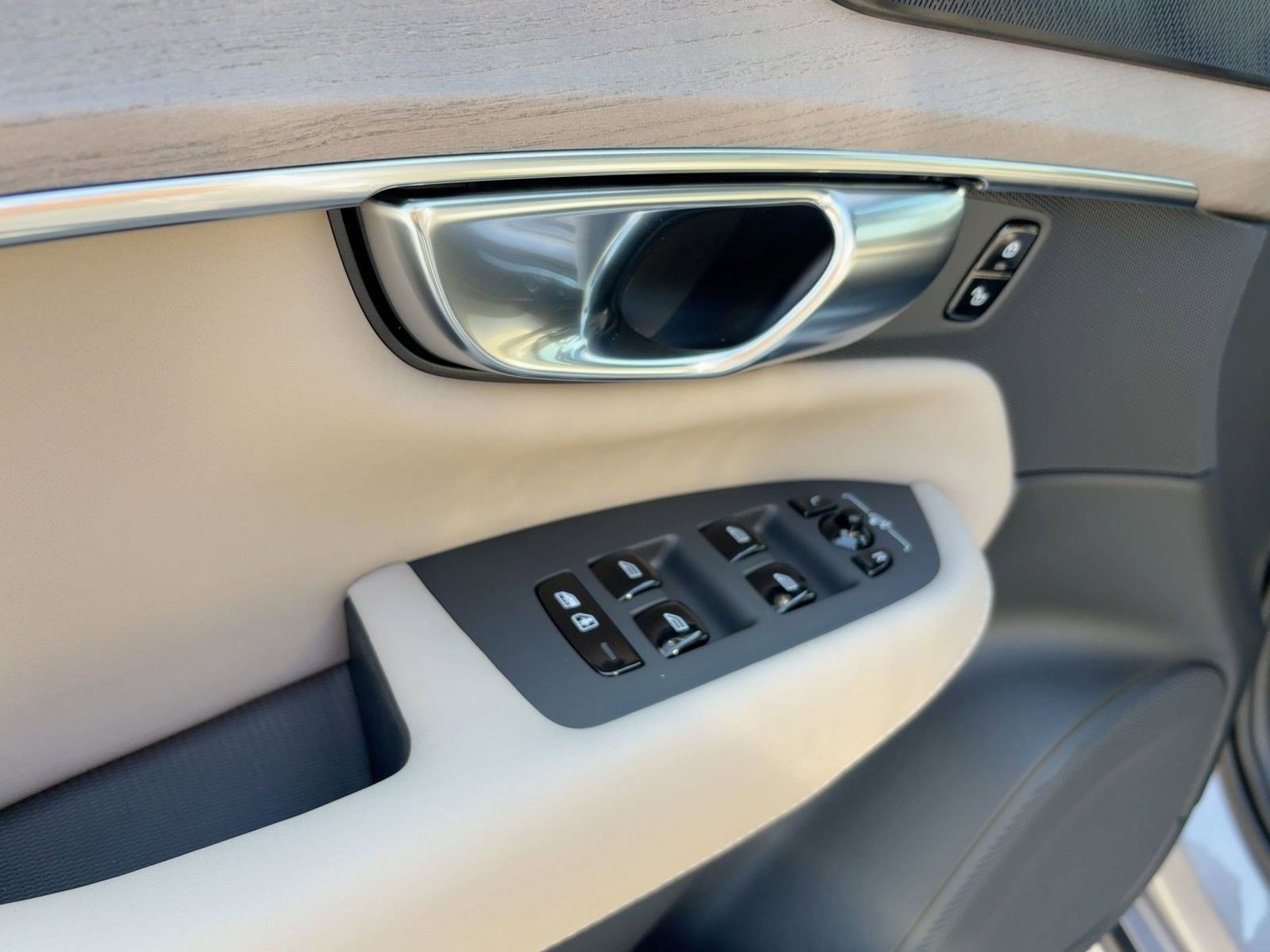 New 2026 Volvo XC90 B6 Plus w/ Protection Package AWD/4WD image 12