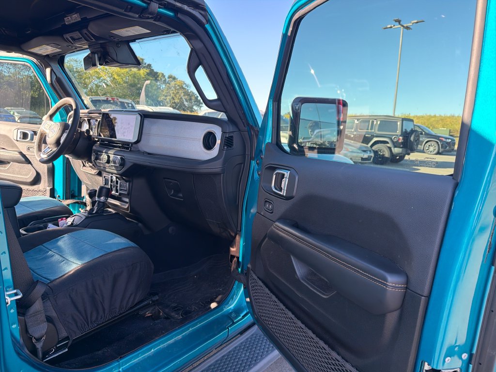 Used 2024 Jeep Wrangler Unlimited Sahara w/ Technology Group AWD/4WD image 37