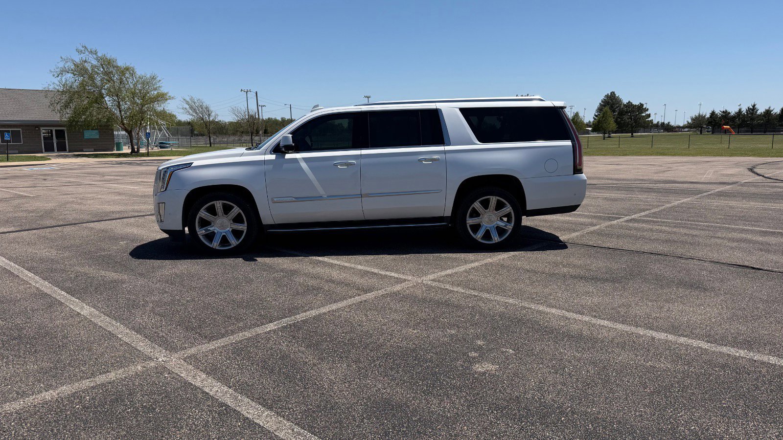 Used 2019 Cadillac Escalade ESV Luxury AWD/4WD image 13
