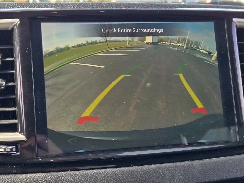 Used 2023 Chrysler Pacifica Touring-L FWD image 28