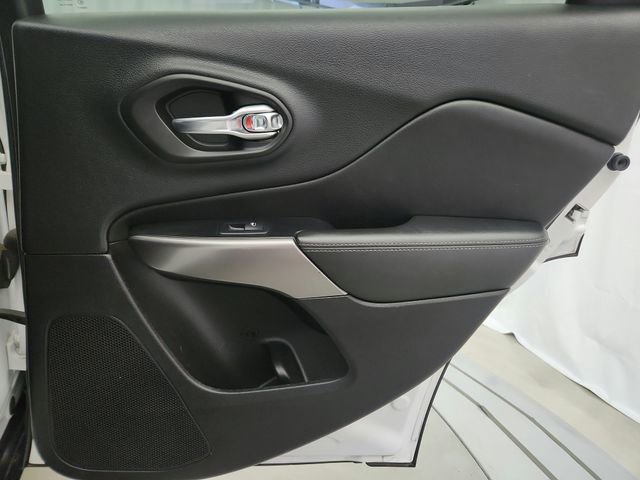 Used 2019 Jeep Cherokee Limited image 25