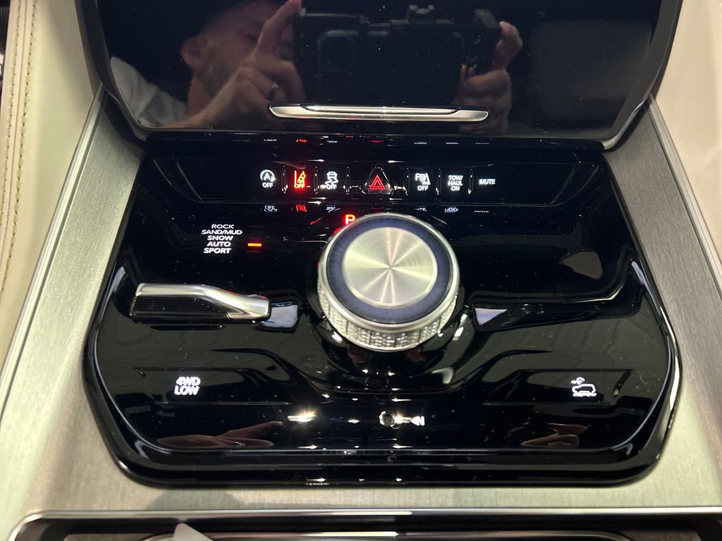 New 2026 Jeep Grand Wagoneer 4WD image 17